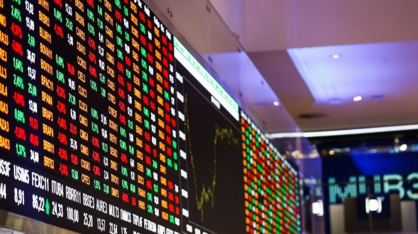 Painel de cotações da B3: para analistas, a existência de outra Bolsa ajudará a ampliar mercado de capitais (Foto: Edilson Dantas/Agência O Globo)