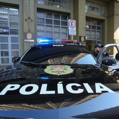 Mulher nua no colo de juiz tenta assumir volante antes de atropelamento