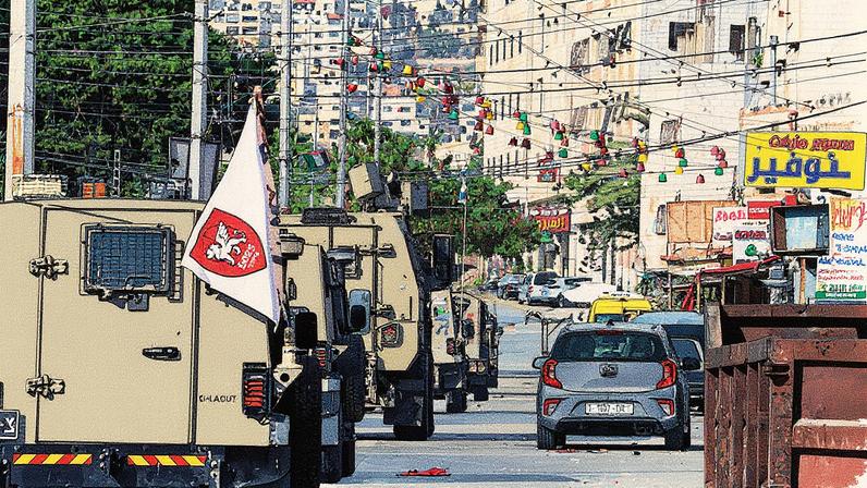 Blindados israelenses nas ruas da Cisjordânia ocupada (Foto: Jaafar ASHTIYEH / AFP)