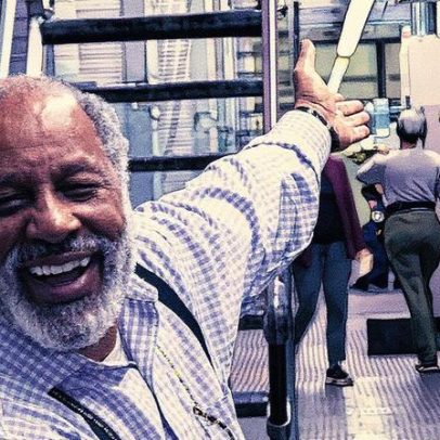 Aílton Graça transforma visual e surpreende no filme 'O gênio do crime'