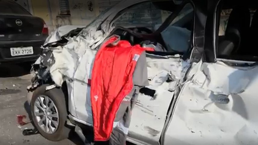 Um dos carros atingidos pela caminhonete. (Foto: Reprodução/TV Globo)