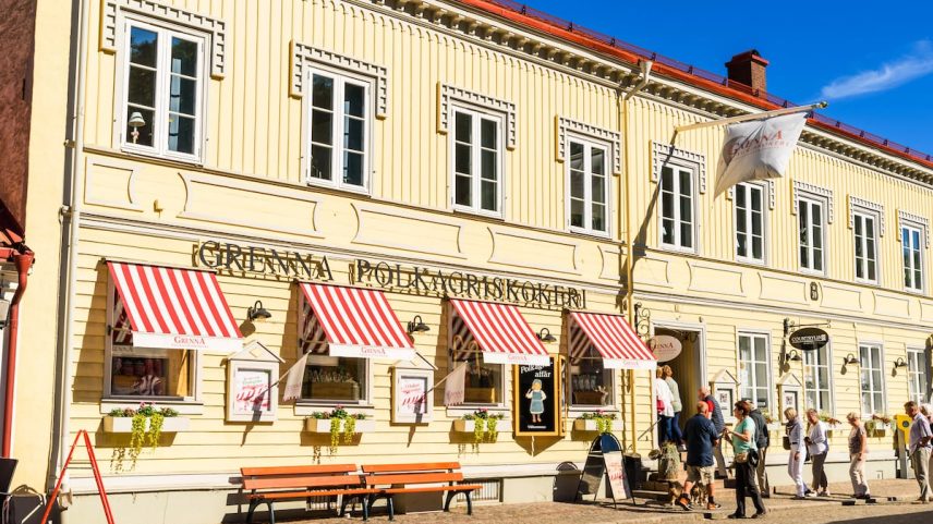 Exterior de uma loja de doces típicos suecos ('polkagris') em uma rua de Gränna (Suécia). (Foto: Ingemar Magnusson/Alamy/CORDON PRESS)