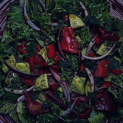 Descubra 10 saladas refrescantes com legumes, massa ou frango para o verão
