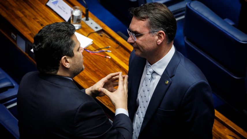 Davi Alcolumbre e Flávio Bolsonaro (Foto: Brenno Carvalho / Agência O Globo)