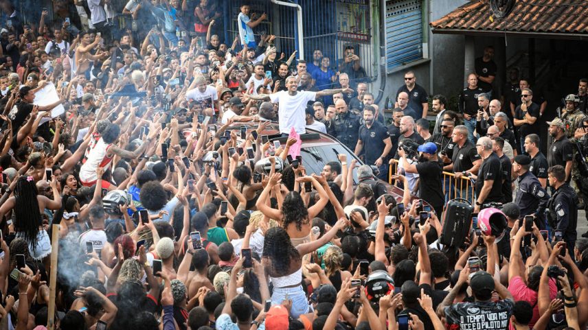 MC Poze do Rodo e sua esposa Vivi Noronha comemoram a libertação do funkeiro, na saída do presídio (Foto: Reprodução)