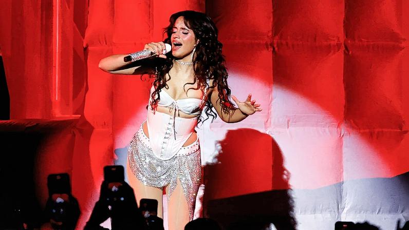 Camila Cabello faz uma apresentação ao piano, cantando uma versão da balada "Torn" durante shows na Austrália (Foto: Reprodução)