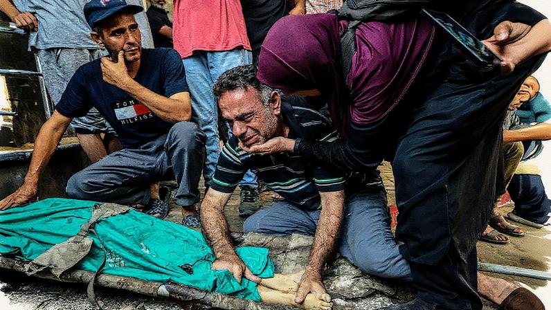 Um homem chora ante o cadáver de um menino vítima dos ataques israelenses, este domingo em Cidade de Gaza. (Foto: Saeed M. M. T. Jaras (Anadolu / Getty Images))