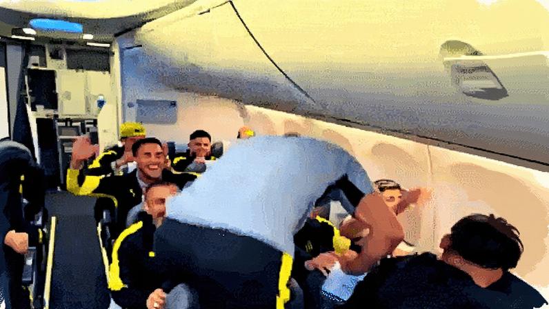 Jogadores do Peñarol fazem algazarra no avião (Foto: Divulgação)