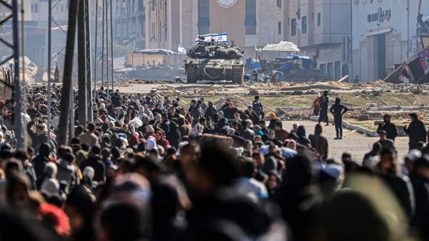 Tanque israelense e outros veículos militares se preparam enquanto os palestinos fogem de Khan Yunis, no sul da Faixa de Gaza (Foto: Mahmud Hams / AFP)