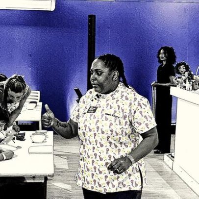 Rio Gastronomia promove aula inclusiva com chef Thais Kinity para famílias atípicas
