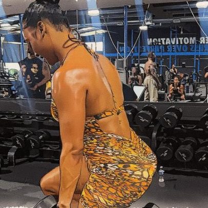 Kayla Nicole se manifesta após noivado de Travis Kelce com Taylor Swift