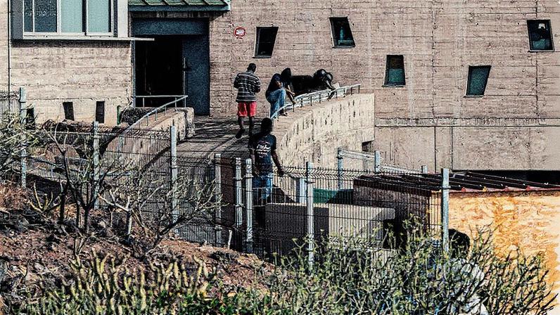 Menores migrantes no centro da zona de Hoya Fría, em Santa Cruz de Tenerife, neste lunes. (Foto: Miguel Velasco Almendral)