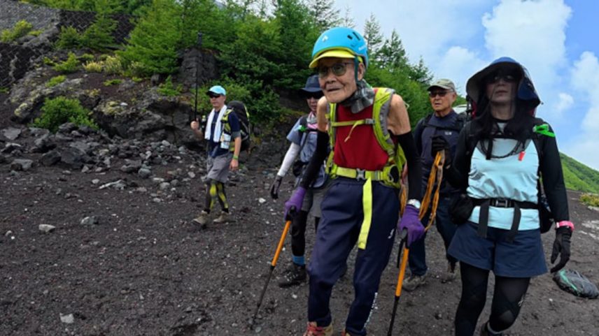 Kokichi Akuzawa, de 102 anos, se tornou a pessoa mais velha a escalar o Monte Fuji.