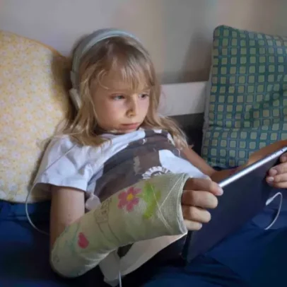 Entender o impacto do tempo de tela no cérebro infantil é mais complexo do que se imagina