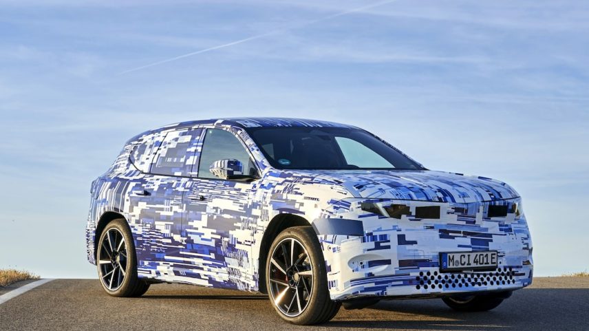 Com o iX3, a montadora alemã busca reconquistar espaço perdido para a Tesla e montadoras chinesas como BYD e Xiaomi - O BMW iX3 SUV 2026. (Foto: Jana Islinger/Bloomberg)