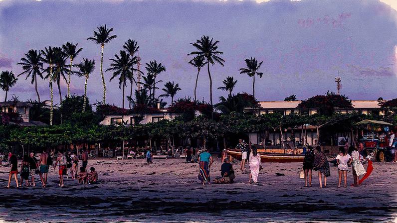 Movimentação de turistas na praia principal da Vila de Jericoacoara durante o final da tarde (Foto: Reprodução)