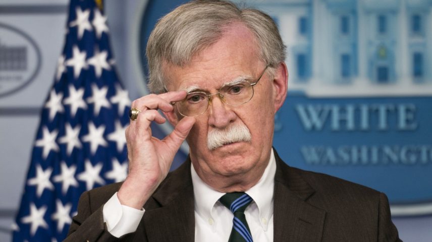John Bolton, então conselheiro de Segurança Nacional, informa repórteres na Casa Branca em Washington (Foto: Doug Mills/The New York Times)
