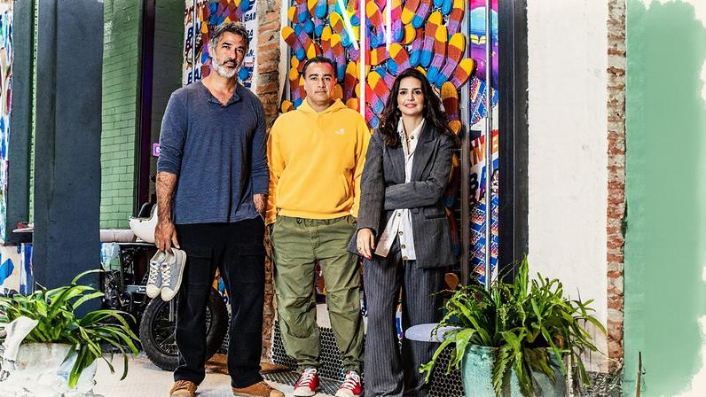 Stefano Hawilla, Adriano Iodice e Júlia Maringoni, os sócios da Bamba: “Nossa estratégia não é por idade ou classe social, é por autenticidade. A pessoa está de Bamba no pé tendo 18 ou 60 anos” (Foto: Thalles Leamari / Bamba/Divulgação)