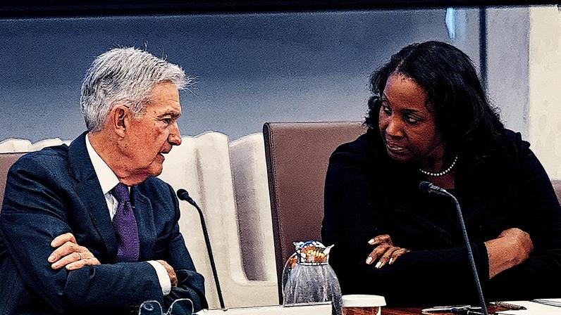 Jerome Powell e Lisa Cook, em reunião do Federal Reserve (Foto: Saul Loeb/AFP)