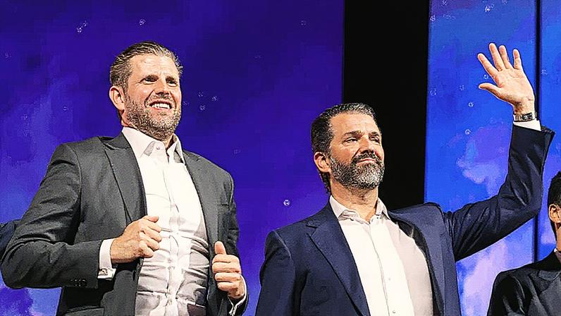 Eric Trump e Donald Trump Jr durante a conferência Bitcoin 2025 em Las Vegas, Nevada, EUA, na quarta-feira, 28 de maio de 2025. (Foto: Bloomberg | Bloomberg | Getty Images)