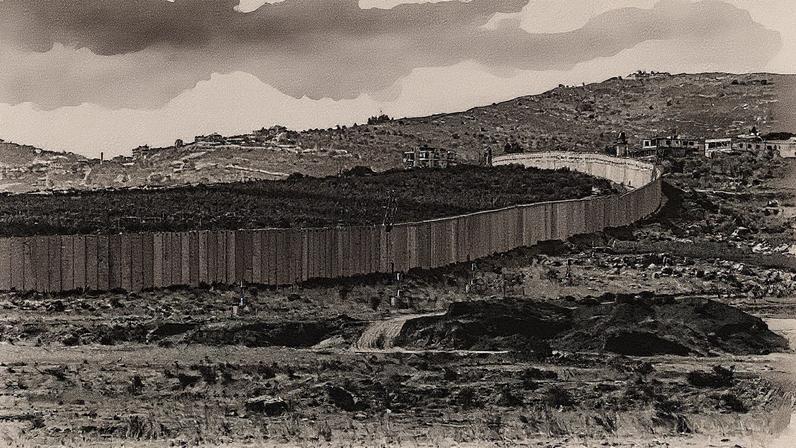 Posições da ONU são vistas próximo à barreira que demarca a Linha Azul entre Israel e o Líbano (Foto: Aziz Taher - 14.out.22/Reuters)