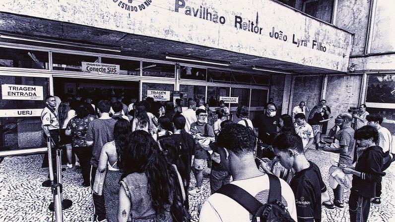 Estudantes fazem fila para entrar em pavilhão na Universidade Estadual do Rio de Janeiro (UERJ) (Foto: Márcia Foletto/O GLOBO)