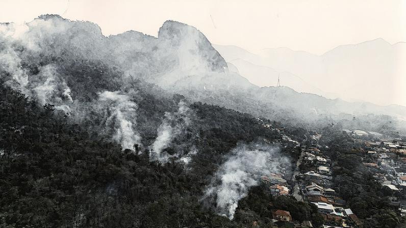 Incêndio no Maciço da Pedra Branca, próximo à Estrada do Pau da Fome, em 2 de outubro de 2024 (Foto: Márcia Foletto / Agência O Globo)