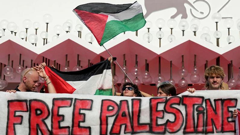 Manifestantes pró-Palestina em Veneza, Itália, 27 de agosto de 2025. (Foto: Alessandra Tarantino/AP/LaPresse)