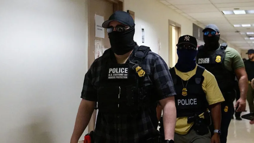 ICE espera contratar 10.000 novos funcionários para ajudar a reforçar a campanha de deportação da administração Trump. (Foto: Getty Images)