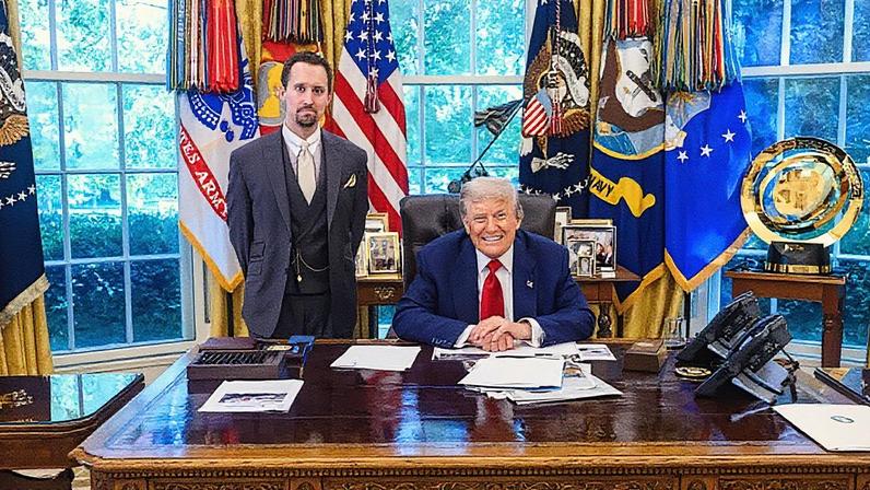 Dr. E.J. Antoni, indicado para o cargo de Comissário do Escritório de Estatísticas do Trabalho, está ao lado de Donald Trump no Salão Oval. (Foto: Donald J. Trump via Truth Social)