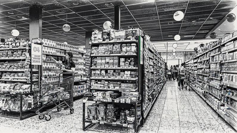 Cliente faz compra em supermercado de São Paulo (Foto: Adriano Vizoni - 24.set.24/Folhapress)