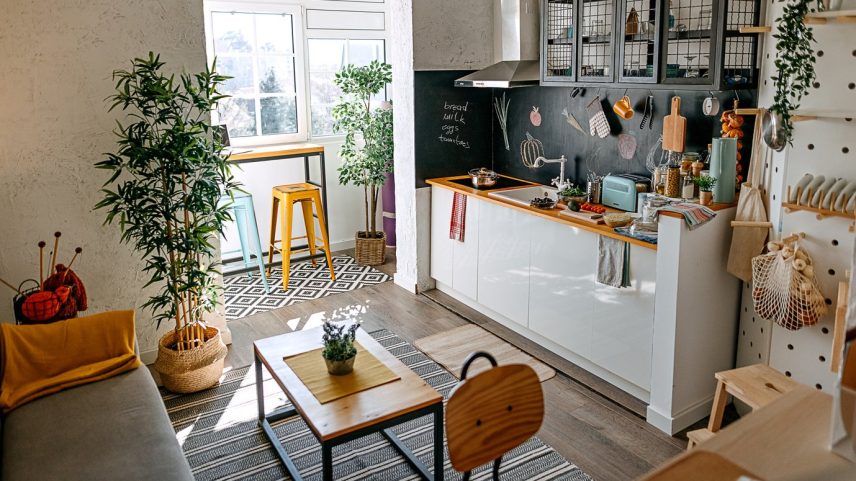 A moradia por assinatura foca em residentes que buscam um lar temporário ou flexível, com estrutura pensada para o dia a dia, incluindo espaços de trabalho e serviços residenciais completos. (Foto: mixetto/Getty Images)
