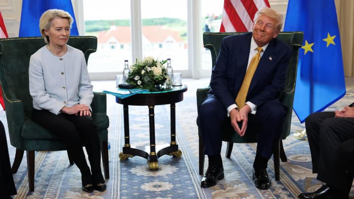 O presidente dos EUA, Donald Trump, se encontra com a presidente da Comissão Europeia, Ursula von der Leyen, em Turnberry, Escócia, Reino Unido, em 27 de julho de 2025. (Foto: Evelyn Hockstein | Reuters)