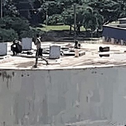 Homem realiza corrida arriscada em estrutura de 8 andares na Barra, assista ao vídeo