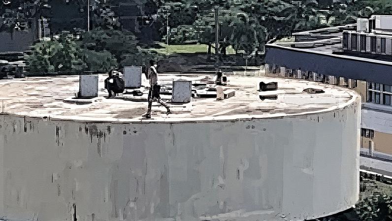 Homem corre na parte superior de caixa d'água do Colégio Marista na Barra da Tijuca (Foto: Reprodução)