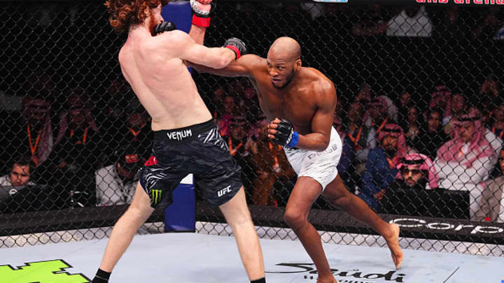 Michael Page, da Inglaterra, soca Shara Magomedov, da Rússia, em uma luta de peso médio durante o evento UFC Fight Night no anb Arena em 1º de fevereiro de 2025, em Riade, Arábia Saudita. (Foto: Chris Unger/Zuffa LLC)