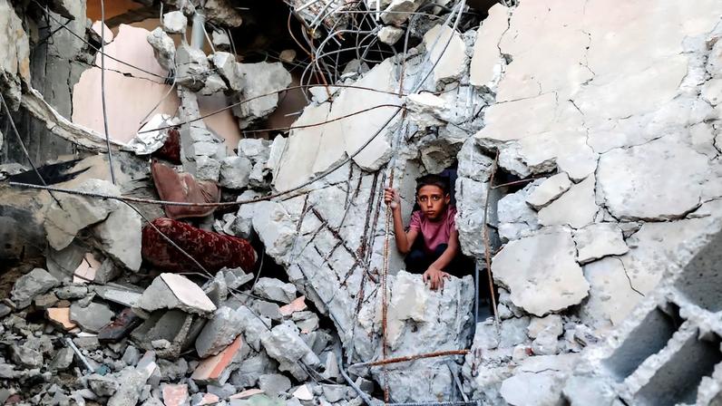 Menino sai de escombros após bombardeio na Faixa de Gaza (Foto: Reprodução)