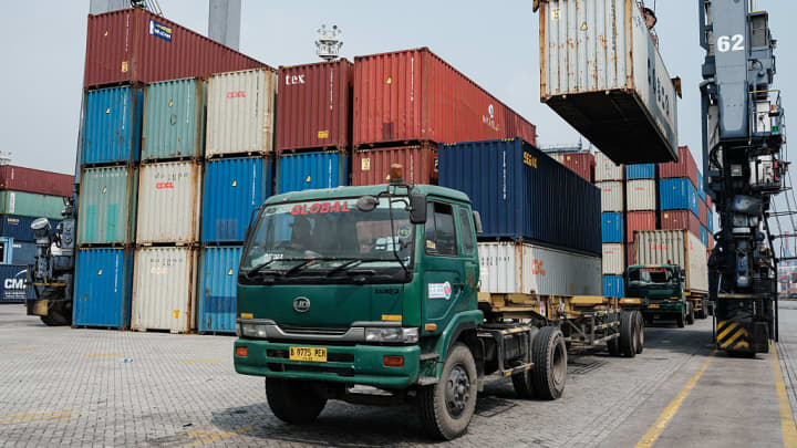 Um contêiner de carga é descarregado de um caminhão no Terminal Internacional de Contêineres de Jakarta, no Porto de Tanjung Priok, em Jakarta, em 7 de agosto de 2025, enquanto os Estados Unidos começam a aplicar uma nova tarifa de 19% sobre as importações da Indonésia. (Foto: Yasuyoshi Chiba | Afp | Getty Images)