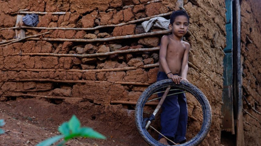 Criança brinca com pneu de motocicleta em frente a sua casa no bairro rural de Tocorón, no estado de Miranda (Foto: Jesus Vargas/VEJA)