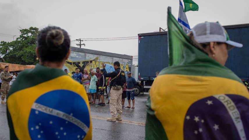 Protesto de bolsonaristas em rodovia em Itaboraí (RJ) em 2022; apoiadores de ex-presidente divulgaram lista de boicote a estabelecimentos de supostos petistas (Foto: Eduardo Anizelli - 1.nov.2022/Folhapress)