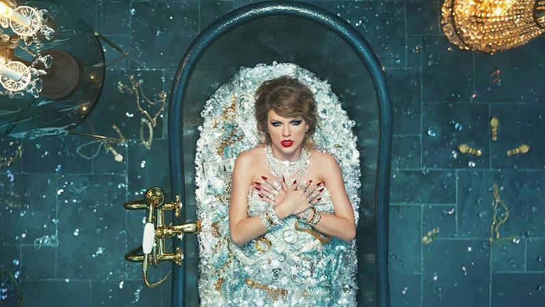Taylor Swift no videoclipe de 'Look What You Made Me Do'. (Foto: Reprodução)