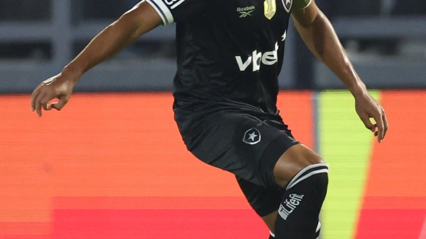 Marlon Freitas deixou o gramado de ambulância (Foto: Vítor Silva/Botafogo)