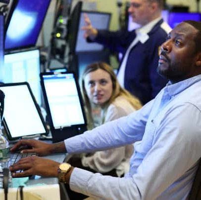 Futuros de ações permanecem estáveis enquanto investidores analisam resultados financeiros