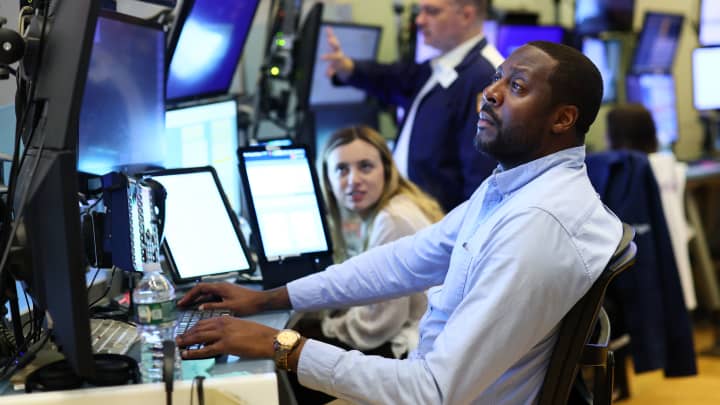 Traders trabalham no pregão da Bolsa de Valores de Nova York durante o comércio da tarde em 1º de agosto de 2025, na cidade de Nova York. (Foto: Michael M. Santiago | Getty Images)