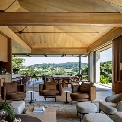Casa de campo une atmosfera de hotel à inspiração na natureza