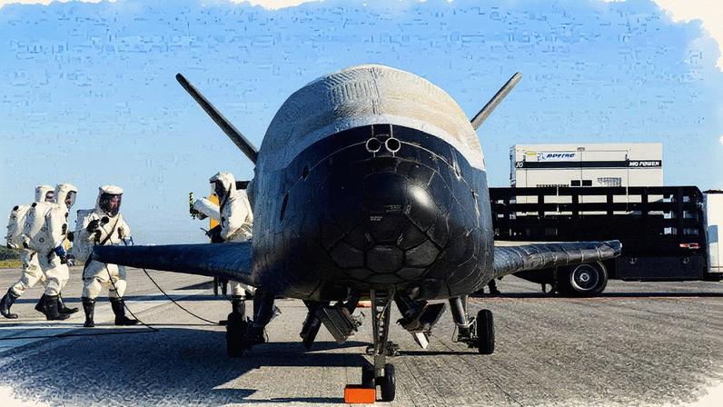 A imagem mostra o avião espacial militar X-37B após pouso no Centro Espacial Kennedy da Nasa, em Cabo Canaveral, Flórida, em maio de 2017 (Foto: U.S. Air Force/Reuters).
