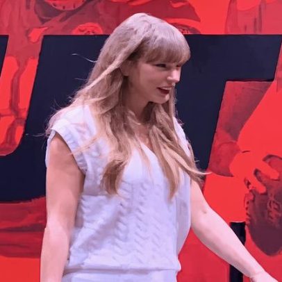 Taylor Swift brilha em jogo com minissaia e anel de noivado ao lado de Travis Kelce