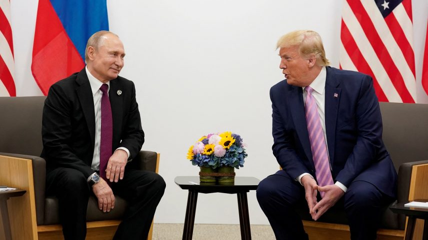 Putin e Trump se reúnem no Japão em 2019 (Foto: REUTERS/Kevin Lamarque)