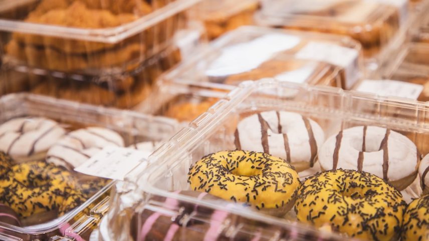 Uma variedade de produtos de pastelería precocinados en el supermercado. (Foto: Kilito Chan/Getty Images)