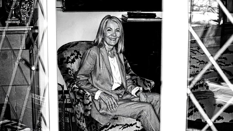 Camino Villa (75 anos), modelo sênior e 'influencer', em sua casa em Madrid. (Foto: Andrea Comas)